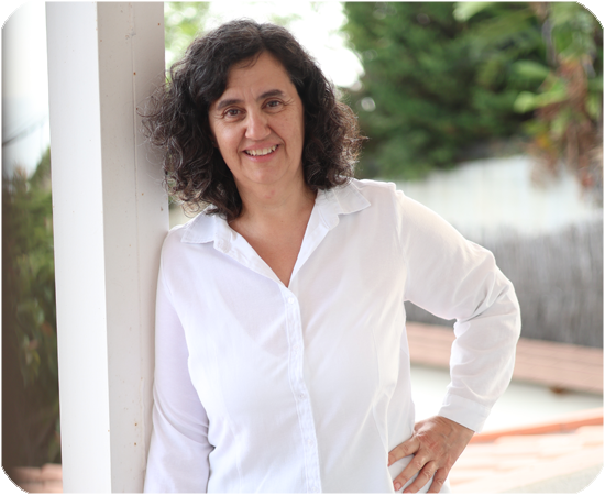 Cristina Llopart, de CristinaConnecta, somrient i relaxada, de peu.